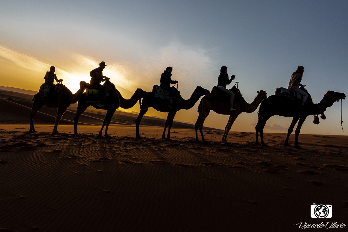 Sulle sabbie del deserto come sulle acque degli oceani non è possibile soggiornare, mettere radici, abitare, vivere stabilmente. Nel deserto come nell’oceano bisogna continuamente muoversi, e così lasciare che il vento, il vero padrone di queste immensità, cancelli ogni traccia del nostro passaggio, renda di nuovo le distese d’acqua o di sabbia, vergini e inviolate.